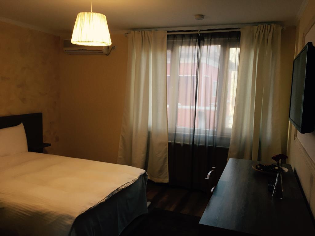 Hotel Mic Бухарест Номер фото